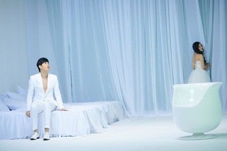 Hình ảnh căn phòng trắng là điểm nhấn trong MV "Căn phòng"